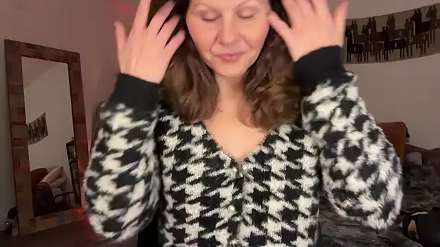 Snapshot of leahsparkles chatting on December 18, 2025, 2:49 am leahsparkles online show from December 18, 2025, 2:49 am