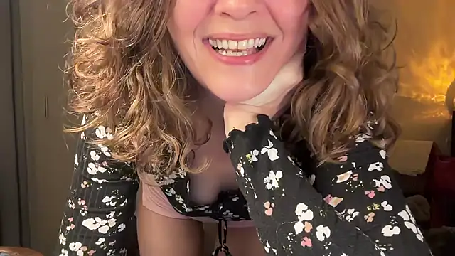 Snapshot of leahsparkles chatting on March 18, 2026, 3:31 am leahsparkles online show from March 18, 2026, 3:31 am