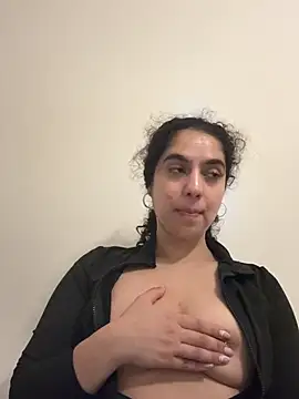 fayfay2002 online show from February 3, 2025, 5:35 pm
