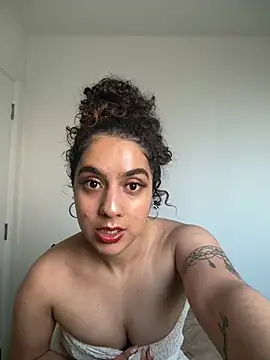 fayfay2002 online show from February 4, 2025, 2:53 pm