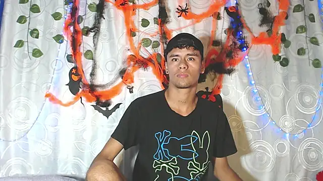 Snapshot of Andres_7676 chatting on October 12, 2025, 9:49 pm Andres 7676 online show from October 12, 2025, 9:49 pm