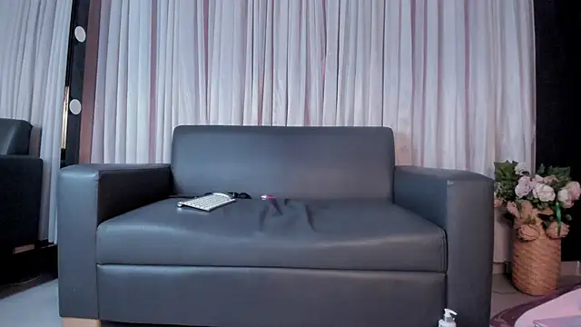 Samantha  cooper online show from February 25, 2025, 2:37 pm