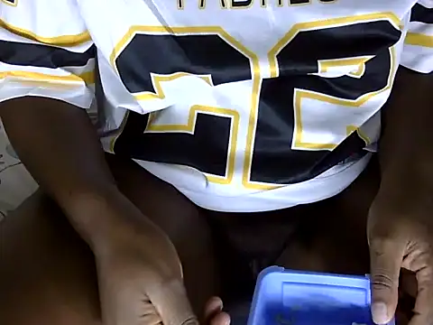 Snapshot of Sexymish25 chatting on December 18, 2025, 2:16 am Sexymish25 online show from December 18, 2025, 2:16 am