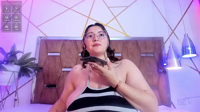 Snapshot of LunaPleasure chatting on December 4, 2025, 5:50 am LunaPleasure online show from December 4, 2025, 5:50 am