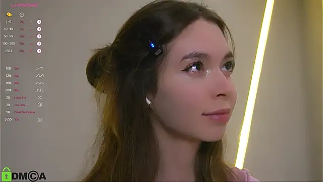 Snapshot of LittleOriana chatting on September 19, 2025, 12:58 am LittleOriana online show from September 19, 2025, 12:58 am