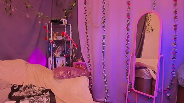 Snapshot of AliceOfWonders chatting on March 7, 2025, 6:13 am AliceOfWonders online show from March 7, 2025, 6:13 am