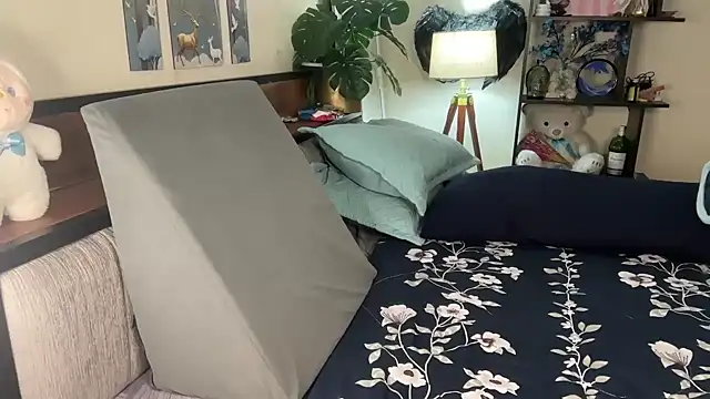 Snapshot of roseofvenom chatting on October 30, 2025, 12:14 pm roseofvenom online show from October 30, 2025, 12:14 pm