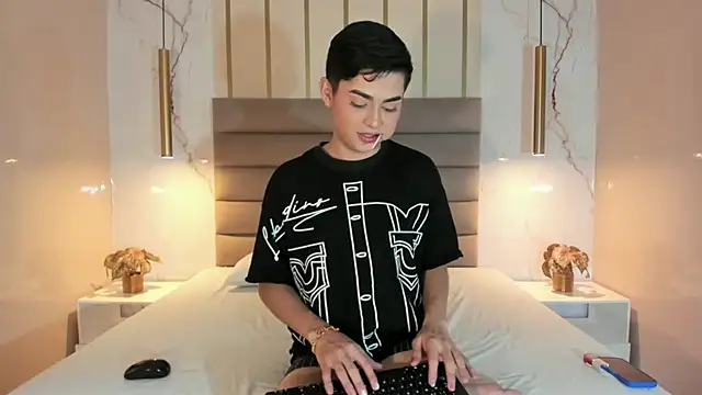 Snapshot of Maxi_little chatting on July 14, 2026, 8:26 pm Maxi little online show from July 14, 2026, 8:26 pm