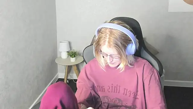 ElizabethHarpper online show from December 5, 2025, 1:16 am