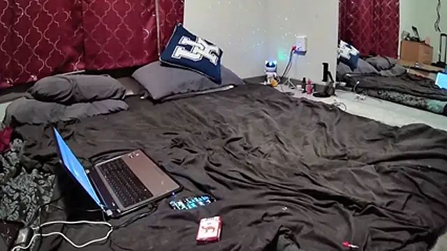 Snapshot of StruggleSnuggles chatting on December 3, 2025, 5:30 am StruggleSnuggles online show from December 3, 2025, 5:30 am