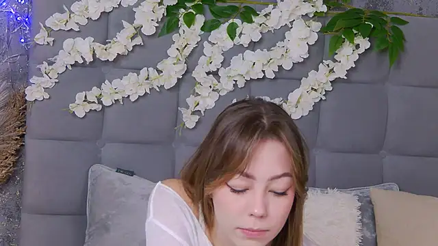 Snapshot of TheEmma chatting on November 6, 2025, 7:23 am TheEmma online show from November 6, 2025, 7:23 am