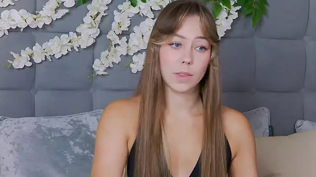 Snapshot of TheEmma chatting on December 5, 2025, 10:47 am TheEmma online show from December 5, 2025, 10:47 am