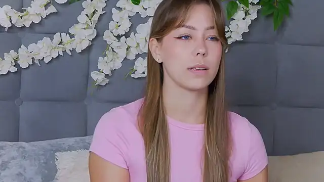 Snapshot of TheEmma chatting on November 26, 2025, 8:25 am TheEmma online show from November 26, 2025, 8:25 am