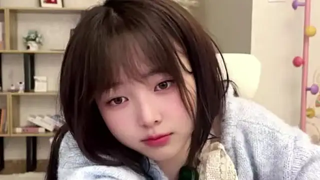 Chenjing0 online show from April 18, 2026, 1:35 pm