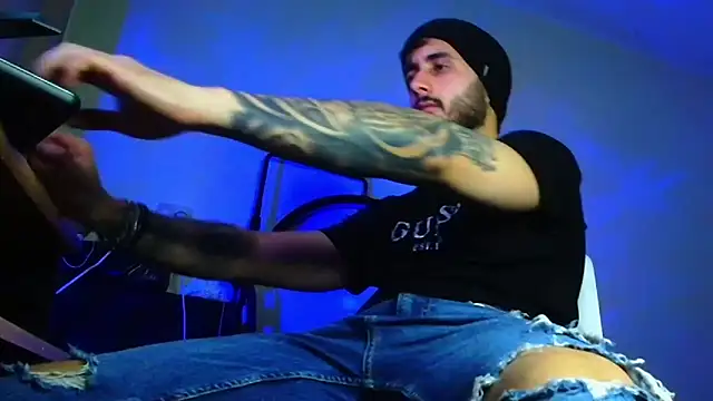 Snapshot of XanderCage99 chatting on April 14, 2026, 9:42 pm XanderCage99 online show from April 14, 2026, 9:42 pm