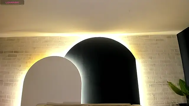 NiaSalvatore online show from September 20, 2025, 3:50 pm