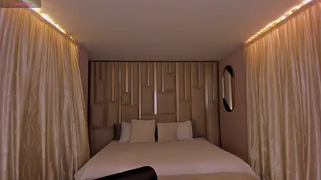 NiaSalvatore online show from December 14, 2025, 5:51 pm