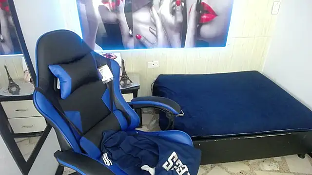 Snapshot of Anniee_x chatting on January 17, 2026, 1:26 pm Anniee x online show from January 17, 2026, 1:26 pm