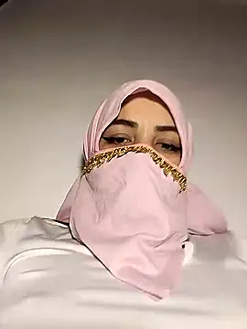 lucianamorales online show from February 9, 2025, 6:26 pm