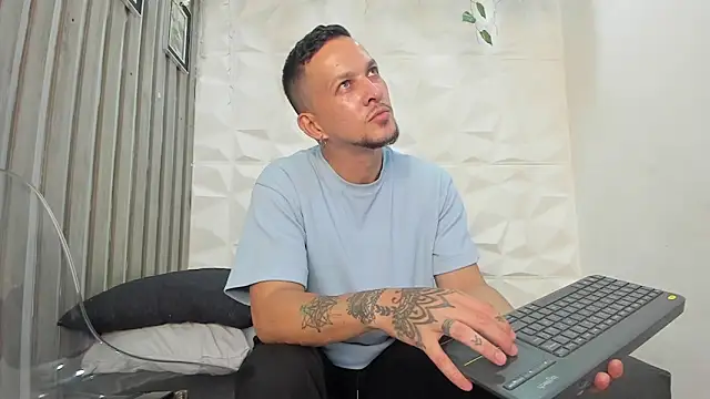 Snapshot of Oliverssmith chatting on November 20, 2025, 8:42 pm Oliverssmith online show from November 20, 2025, 8:42 pm