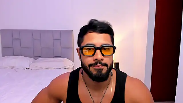 Santiago huntt online show from April 17, 2026, 9:06 pm