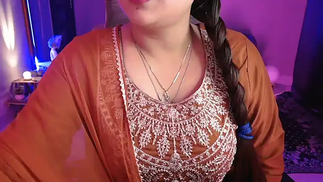 Snapshot of Mitikaa chatting on December 2, 2025, 3:14 pm Mitikaa online show from December 2, 2025, 3:14 pm