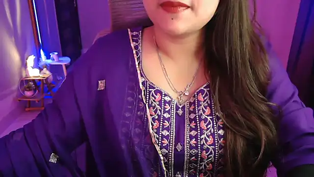 Snapshot of Mitikaa chatting on November 3, 2025, 2:20 pm Mitikaa online show from November 3, 2025, 2:20 pm