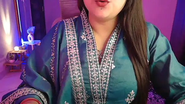 Snapshot of Mitikaa chatting on December 5, 2025, 3:21 pm Mitikaa online show from December 5, 2025, 3:21 pm