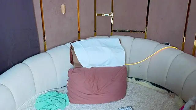 emilytrays online show from May 11, 2026, 4:04 pm