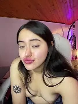 Camila pinkk online show from April 7, 2026, 1:24 pm