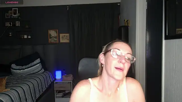 Snapshot of boeslaboes1 chatting on September 25, 2025, 6:14 pm boeslaboes1 online show from September 25, 2025, 6:14 pm