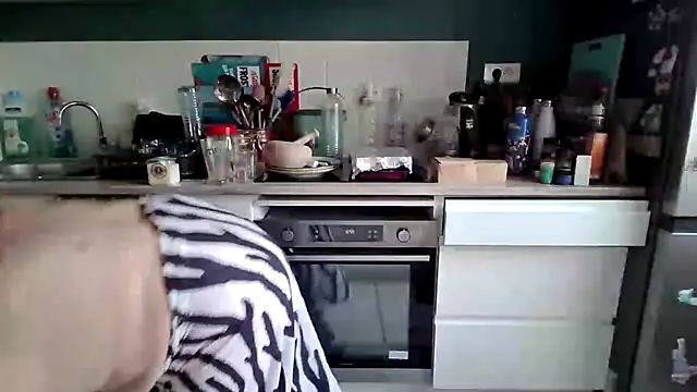 sweetinside  online show from April 13, 2026, 9:02 am