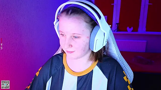 Snapshot of mon_lola chatting on November 21, 2025, 2:16 pm mon lola online show from November 21, 2025, 2:16 pm