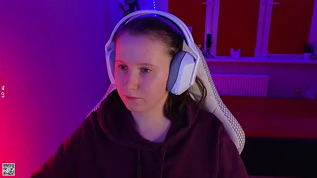 Snapshot of mon_lola chatting on October 24, 2025, 3:33 pm mon lola online show from October 24, 2025, 3:33 pm