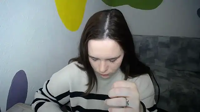 mini girly online show from December 5, 2025, 1:32 pm