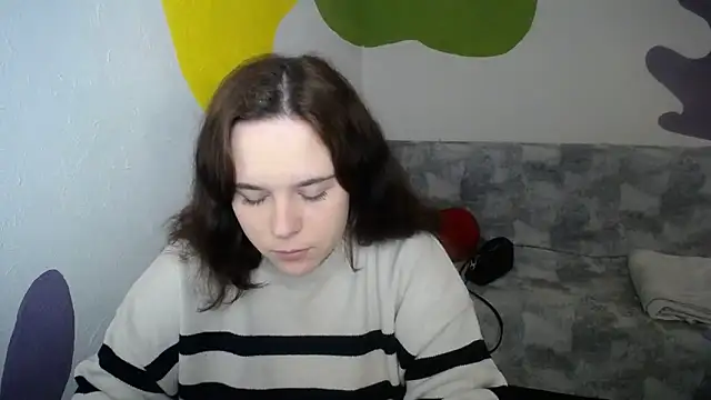 mini girly online show from December 3, 2025, 1:21 pm