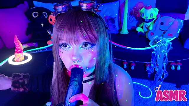 Snapshot of LaytonBox chatting on November 2, 2025, 1:16 pm LaytonBox online show from November 2, 2025, 1:16 pm