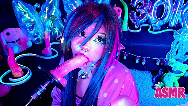 Snapshot of LaytonBox chatting on November 14, 2025, 1:15 pm LaytonBox online show from November 14, 2025, 1:15 pm