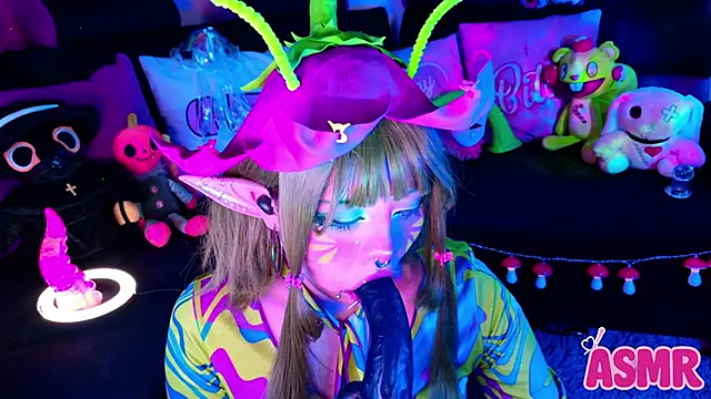 Snapshot of LaytonBox chatting on October 26, 2025, 1:44 pm LaytonBox online show from October 26, 2025, 1:44 pm