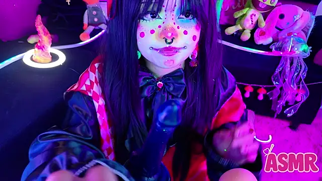 Snapshot of LaytonBox chatting on October 31, 2025, 12:46 pm LaytonBox online show from October 31, 2025, 12:46 pm