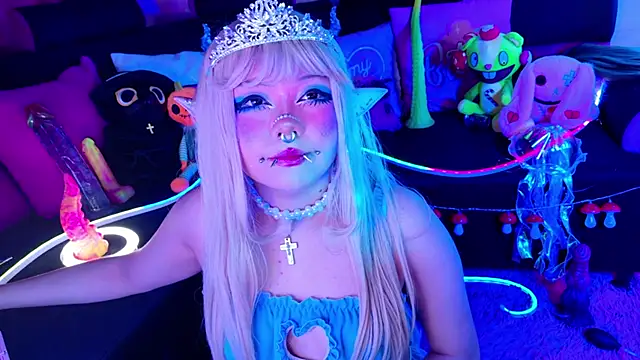 Snapshot of LaytonBox chatting on November 3, 2025, 1:47 pm LaytonBox online show from November 3, 2025, 1:47 pm