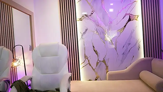 Emma Walkerr  online show from April 8, 2026, 7:04 pm