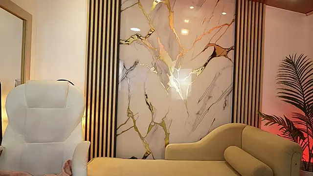 Emma Walkerr  online show from April 10, 2026, 7:10 pm