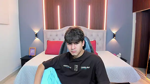 Tommy18   online show from December 14, 2025, 3:24 am