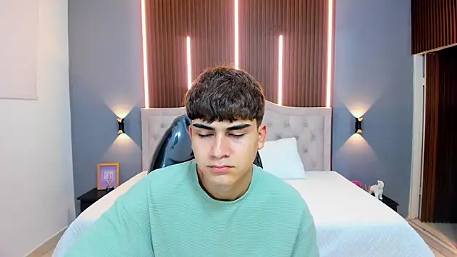 Tommy18   online show from November 2, 2025, 3:33 am