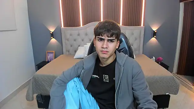 Tommy18   online show from November 13, 2025, 3:32 am