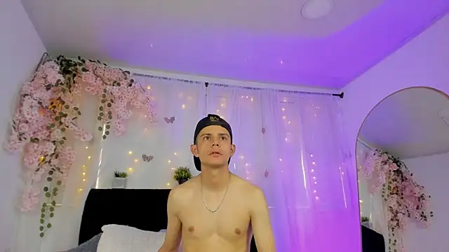 Snapshot of Bonny_and_carrot chatting on December 15, 2025, 7:09 pm Bonny and carrot online show from December 15, 2025, 7:09 pm