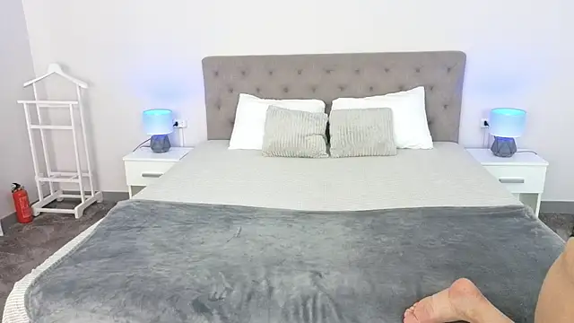 ArielGemme online show from April 18, 2026, 1:02 pm