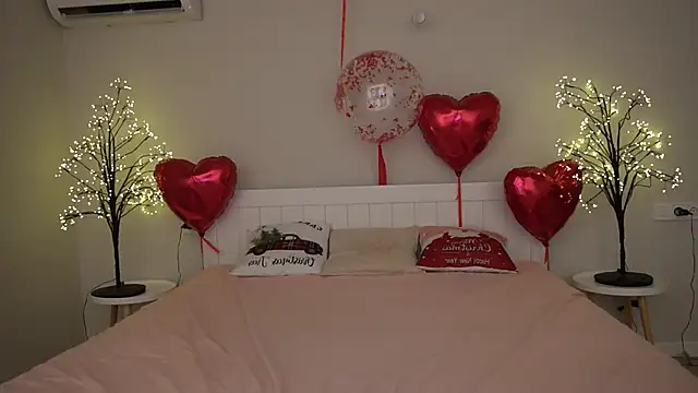 Snapshot of AnnaElys chatting on February 19, 2025, 12:35 am AnnaElys online show from February 19, 2025, 12:35 am