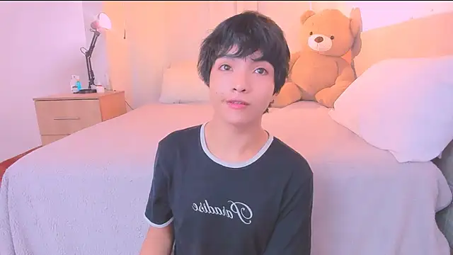 AllanYong18 online show from October 24, 2025, 1:21 pm